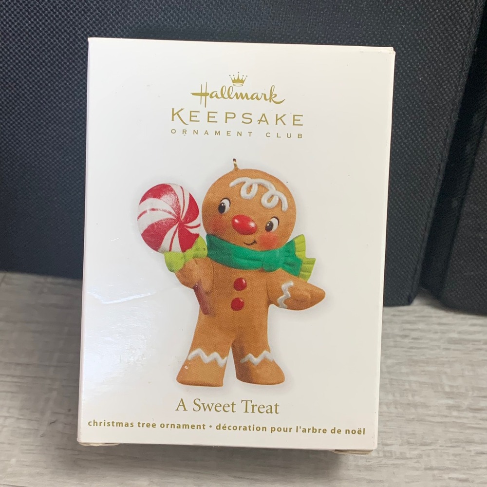 Hallmark Keepsake 2011 A Sweet Treat Gingerbread Boy Christmas Ornament LPR3405